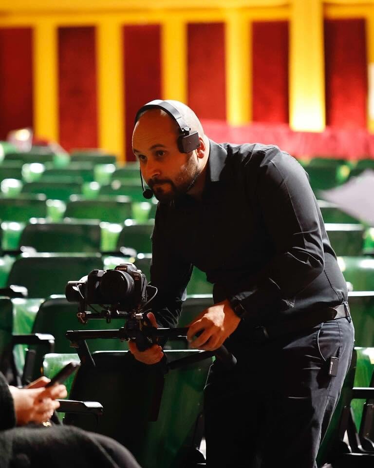 Antonio Sobra tra il pubblico con gimbal