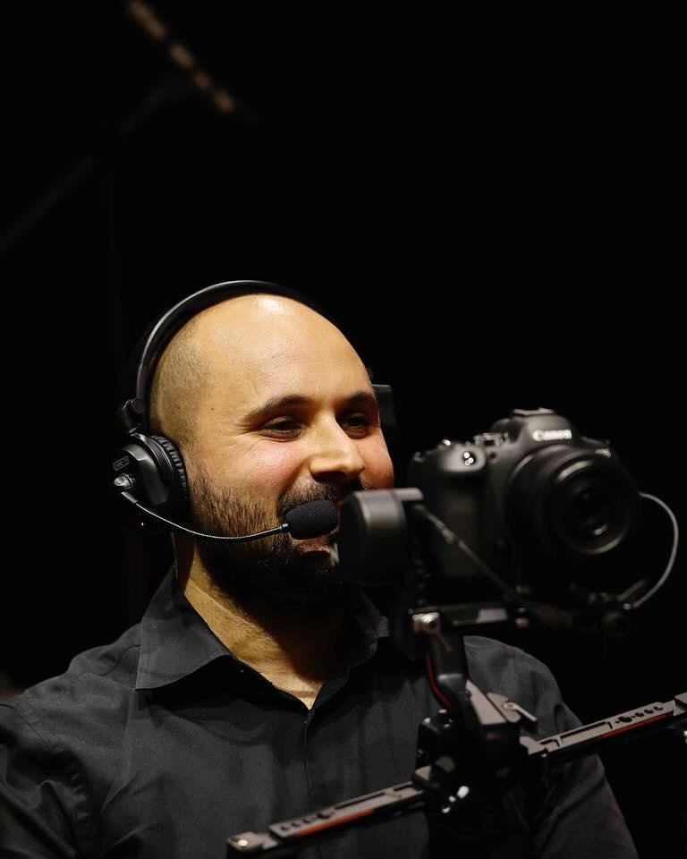 Antonio Sobra sorride con la camera